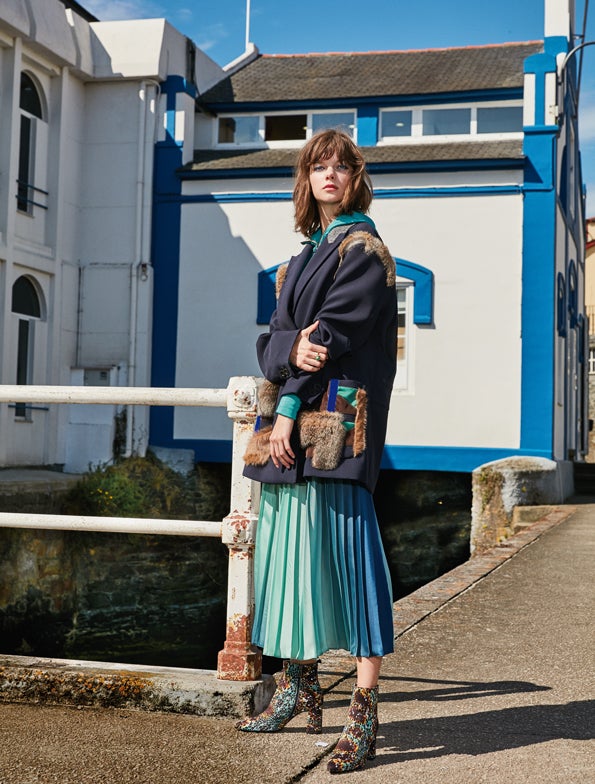 Chaquetón de Max Mara Weekend, falda plisada de Sportmax, sudadera de Bally y botines de Persona by Marina Rinaldi.