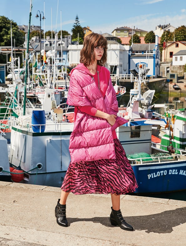 Falda y sudadera de Michael Kors. La bufanda de plumas es de Marina Rinaldi y los botines, de Nero Giradini.