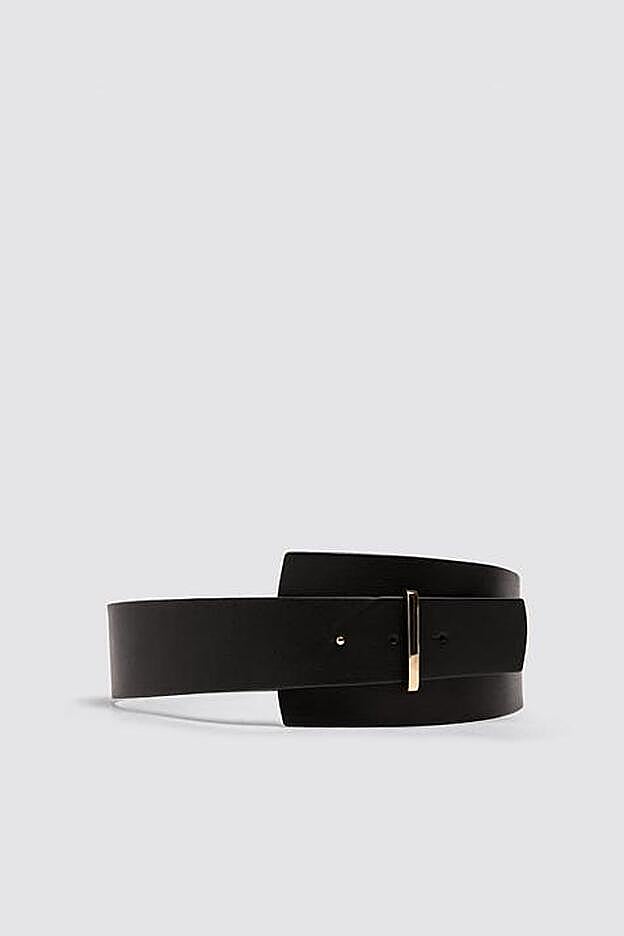 Uno de los cinturones más deseados, por su tamaño XXL, de la nueva colección de Zara.