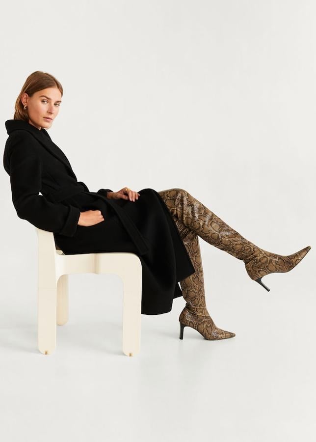 Bota alta con un estampado efecto serpiente y terminada en punta (Mango, 49,99 euros). Lleva un tacón que mide 7 centímetros.