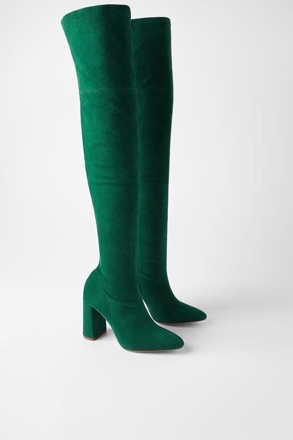 Bota de piel en unverde bosque dantástico (también está disponible en fucsia y color piedra), con la caña de longitud extra, fabricada en ante elástico y con el tacón forrado en ante (Zara, 149 euros).