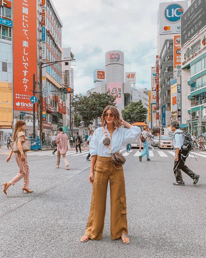 Alexandra Pereira ha sido una de las primeras en apuntarse a este bolso que está dividido en tres partes. Un minibolso con cadena, uno más grande con un asa más deportiva (hay en dos colores y es intercambiable) y un pequeño monedero para ponerle a esta bandolera.