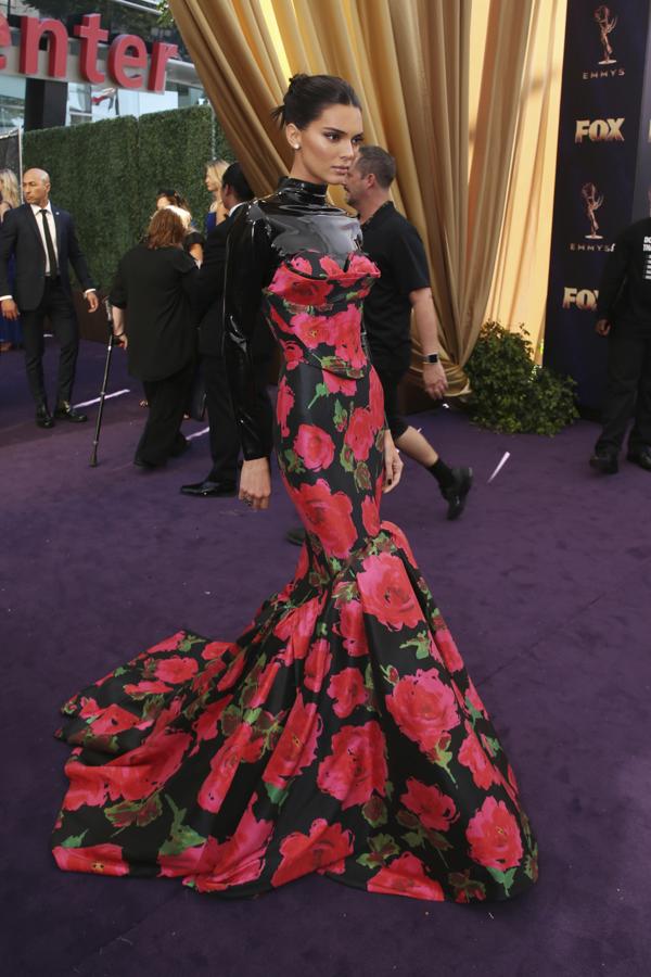 La modelo fue la encargada de entregar uno de los Emmys y lo hizo con sorprendente diseño de flores de Richard Quinn.
