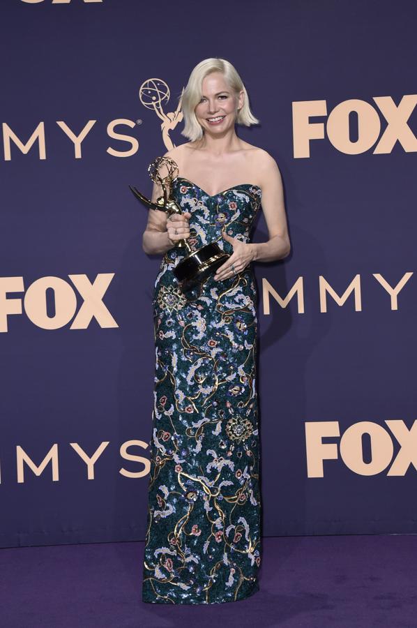 Michelle Williams ganó el Emmy por su papel en la miniserie Fosse/Verdon y acertó con un vestido de corte recto y escote corazón con flores bordadas de Louis Vuitton.