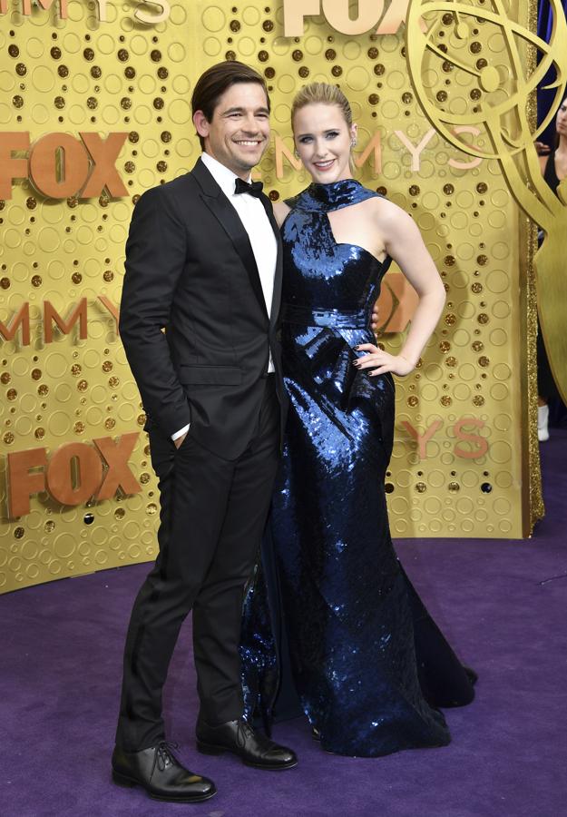 Rachel Brosnahan posó en los Emmy junto a su pareja Jason Ralph, con un vestido azul de lentejuelas de Elie Saab.