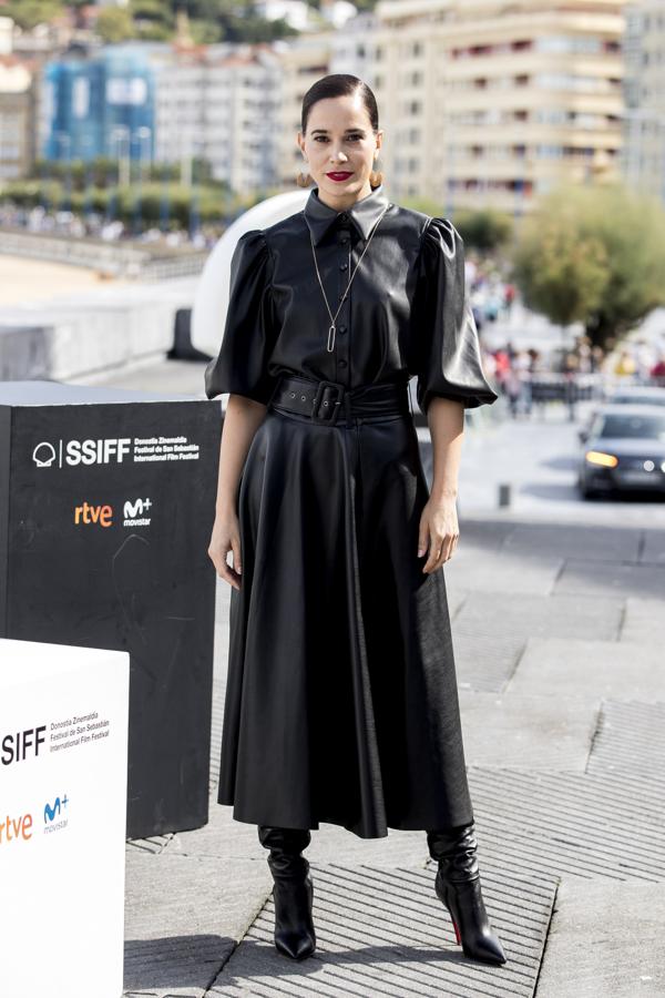No queremos saber el calor que pasó Celia Freijeiro con este look 'total black' con vestido de cuero y botas altas en el pase de día de 'Vida Perfecta' en el Festival de San Sebastián.