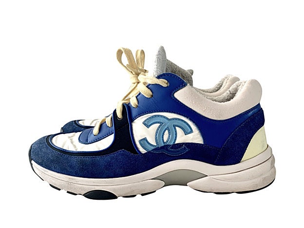 Uno de los modelos de zapatllas Chanel que están disponibles en la tienda digital dedicada a la segunda mano de las marcas del lujo, Vestiaire Collective.