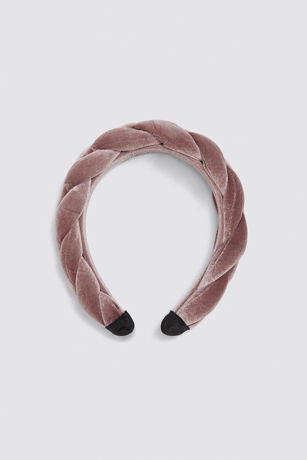 Diadema de terciopelo trenzado, de Zara (12,95 euros).