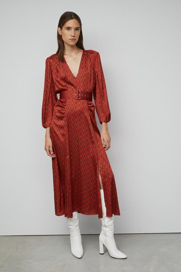 Vestido de inspiración retro con estampado de cadenas, de Sfera (35,99 euros).