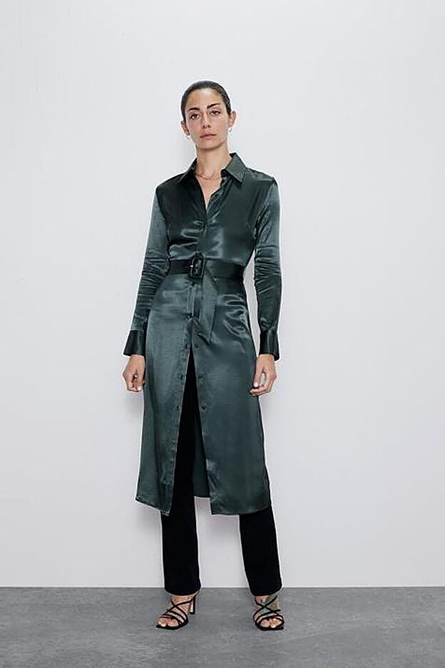 Querrás combinar este vestido camisero y satinado con tus pantalones de traje.