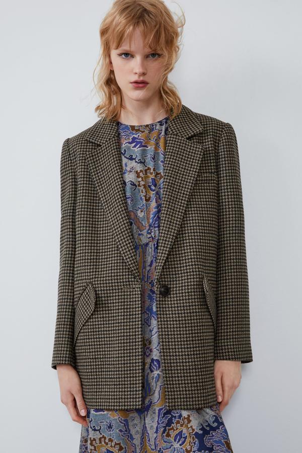 De estilo inglés, en un tejido más grueso, de Zara (49,95 euros).