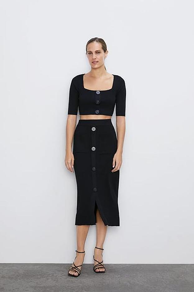 Conjunto de top (15,95 EUR) y falda midi con botones (25,95 EUR).