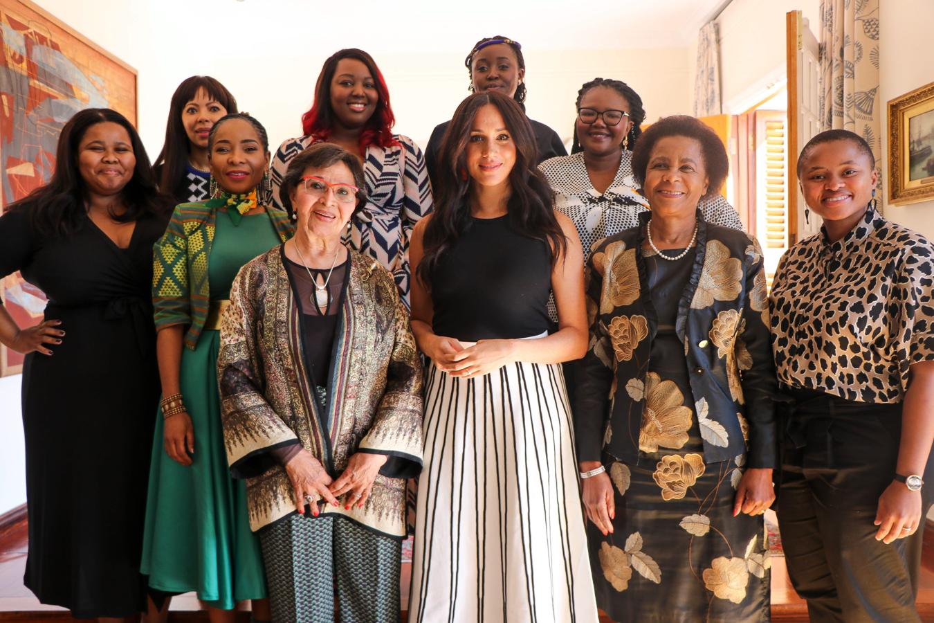 Pra reunirse con un grupo de mujeres líderes en Ciudad del Cabo, Meghan Markle apostó por un look 'black&white' súper favorecedor, con falda blanca de J Crew que creaba un efecto óptico súper favorecedor que estiliza la silueta.
