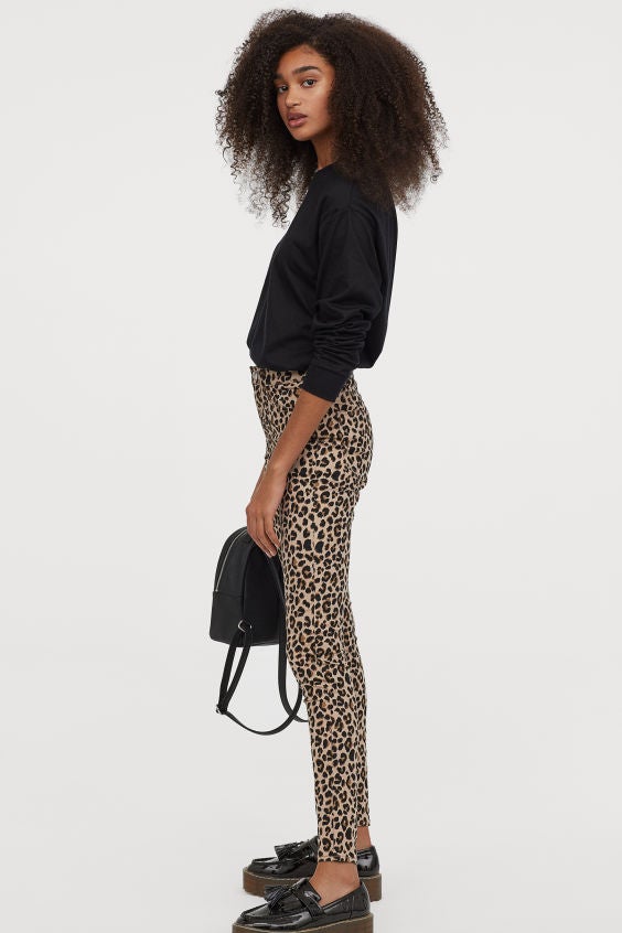 Un básico necesario en el armario de entretiempo: sudadera negra de corte clásico y cuello redondo. (9,99 euros).