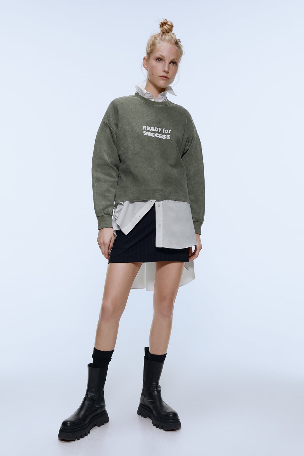 Sudadera gris efecto lavado con mensaje de Zara. (15,95 euros).