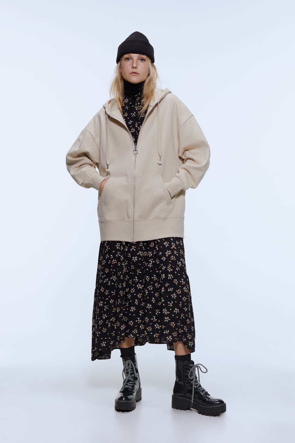Sudadera oversize con cremallera y capucha de Zara. (25,95 euros).
