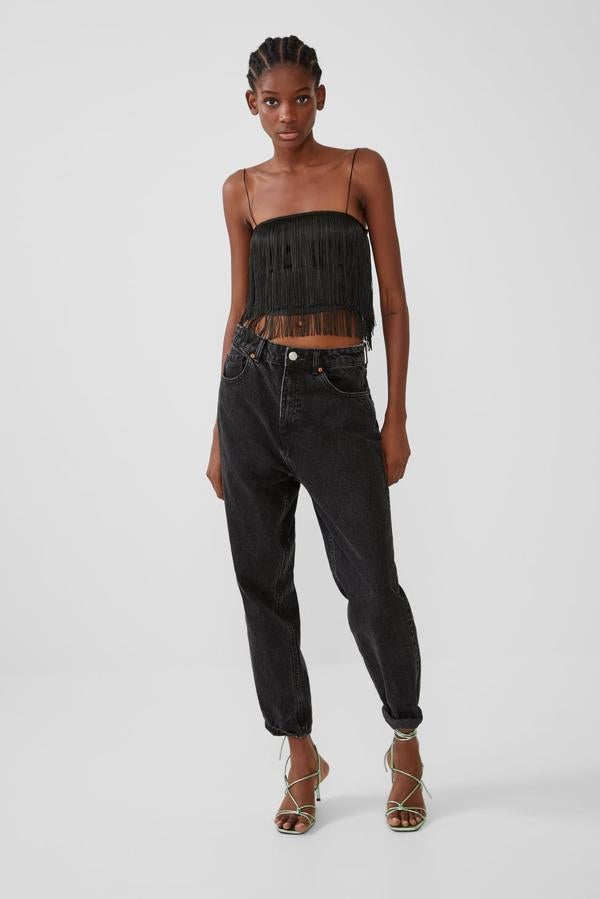 Top cropped negro de flecos por 15,95 euros.