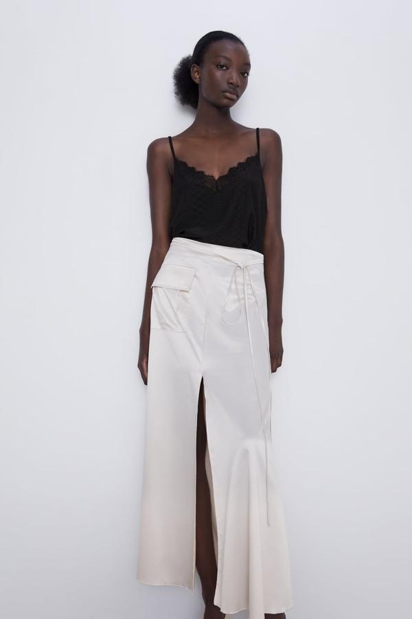 Top lencero negro con encaje en el escote por 12,95 euros.