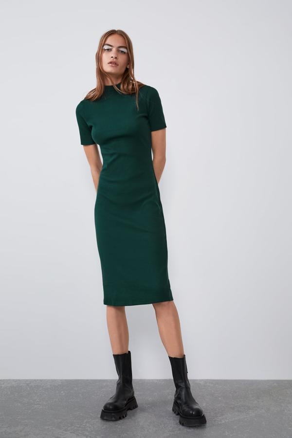 Vestido midi verde botella de canalé por 9,95 euros.
