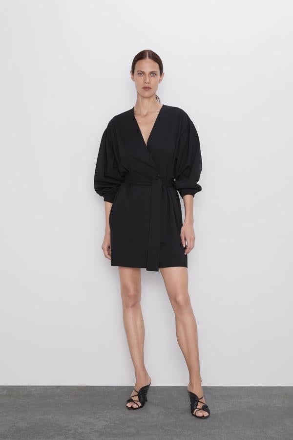 Vestido mini negro con cinturón por 17,95 euros.