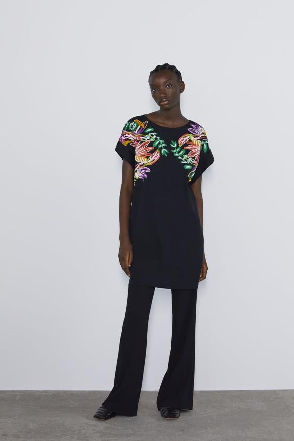 Vestido con bordados en los hombros por 17,95 euros.