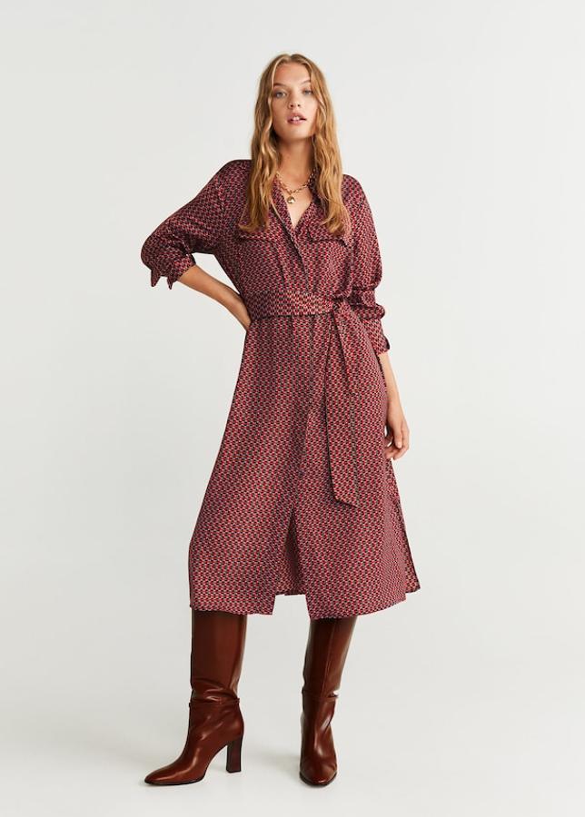 Vestido camisero estampado en tejido fluido (Mango, 49,99 euros). Lleva cuello clásico, manga larga abotonada, dos bolsillos delanteros y lazo desmontable a la cintura. Cierra con botones.