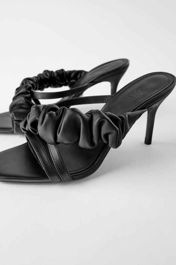 La versión 'total black' de las sandalias con tira rizada de la Blue Collection de Zara cuesta 59.95 euros.