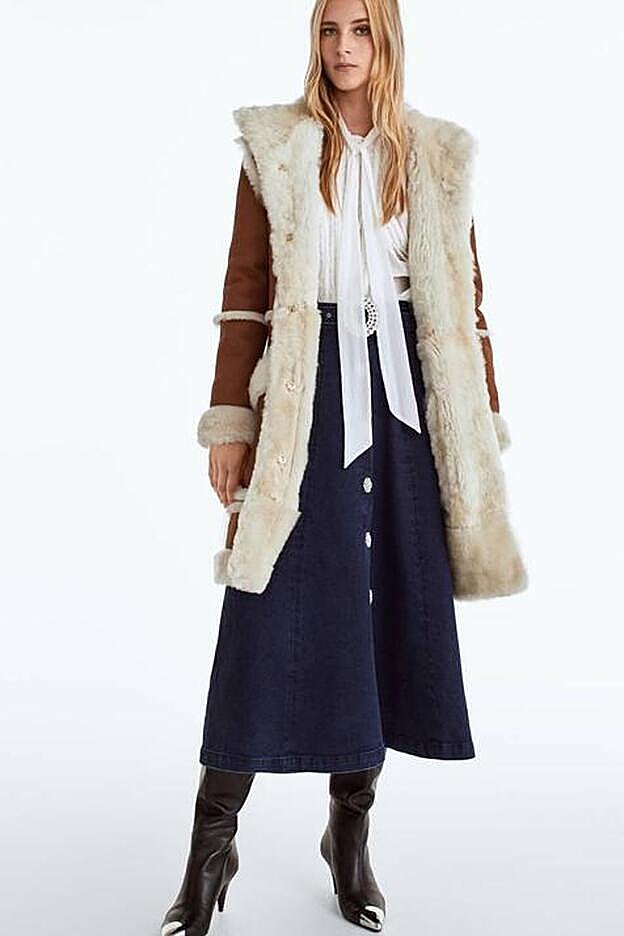 Un look con denim y pelliza al más puro estilo hippy de los años 70.