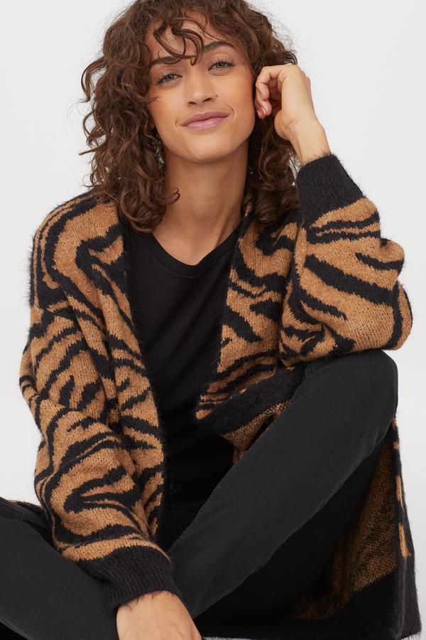 Con estampado animal print, de punto grueso y larga, este modelo es de H&M (29,99 euros).