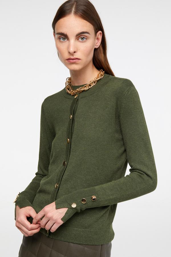 En diferentes colores, con cuello a la caja y botones dorados tanto en el frontal como en los puños (15,99 euros).