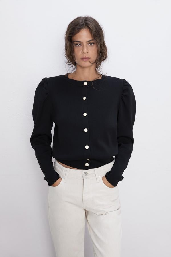 Si quieres añadir más tendencia aún a la chaqueta, elige una con las mangas de moda: abullonadas. Como esta de Zara (25,95 euros).