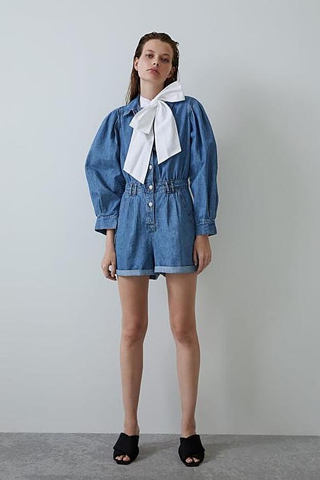 El mono vaquero es de la nueva colección de Zara y se está agotando por días. Ahora solo queda en la talla M.