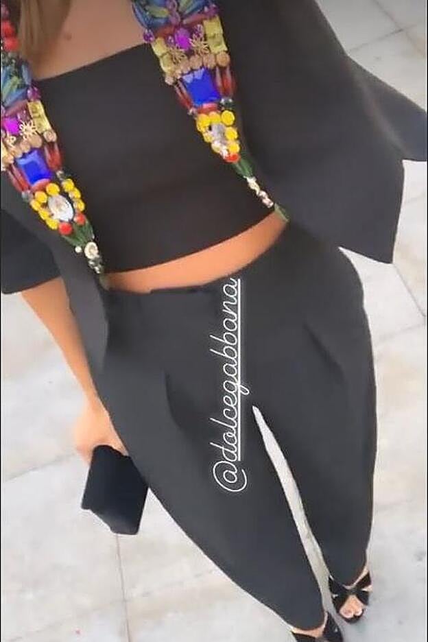 Rocío Osorno escogió para un evento de noche un traje negro de Dolce&Gabbana. La blazer tenía apliques de colores.