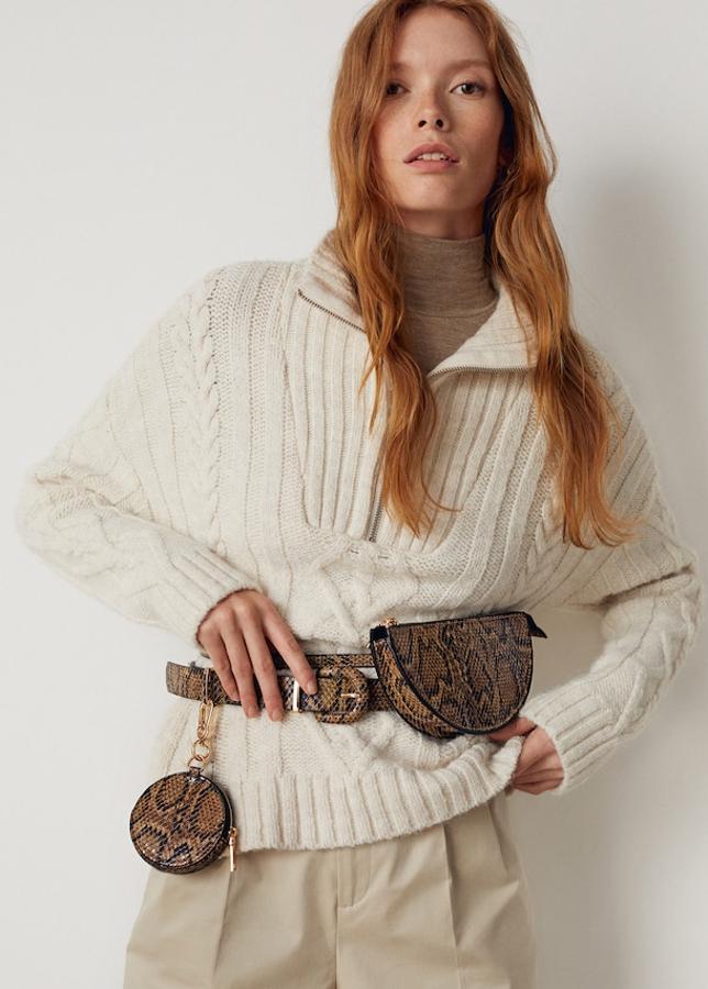 En Mango puedes encontrar varios cinturones con efeto anmal print y riñonera o monedero incluido para combinar.