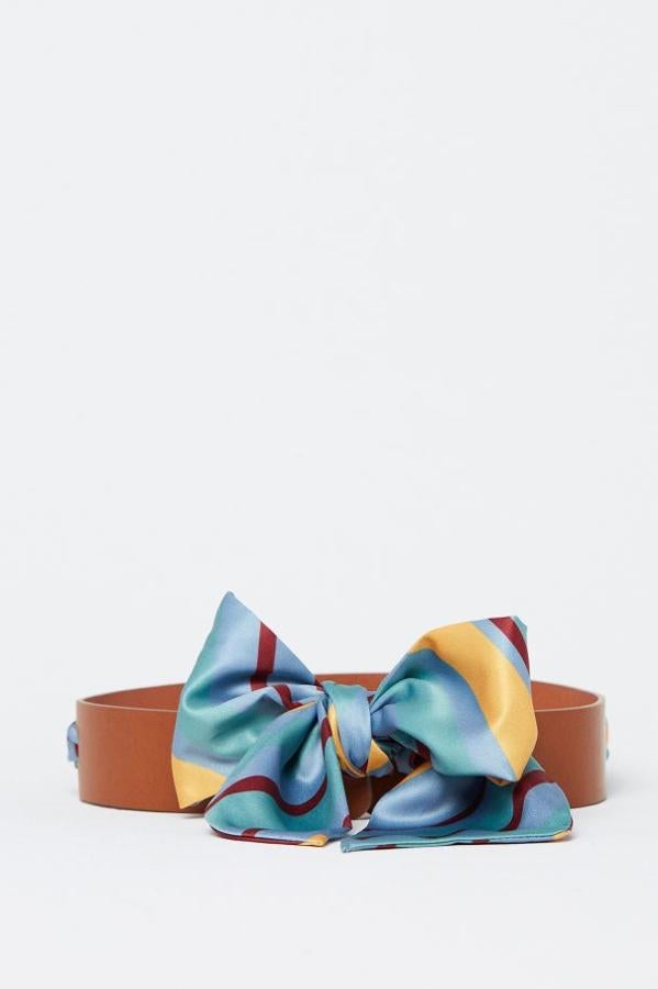 Cinturón con aplique de pañuelo estampado (Sfera, 8,99 euros).