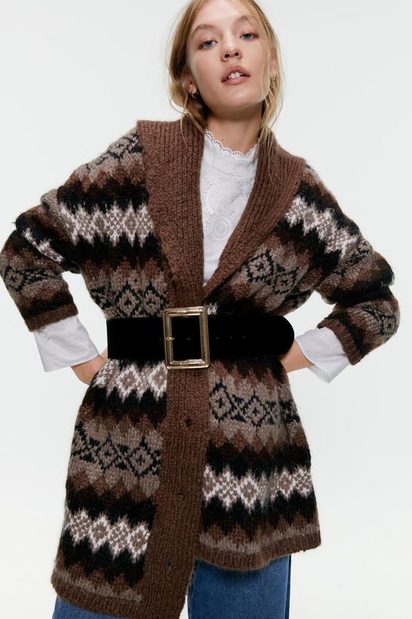 Cinturón ancho confeccionado en terciopelo, con hebilla metálica cuadrada (Zara, 17,95 euros).