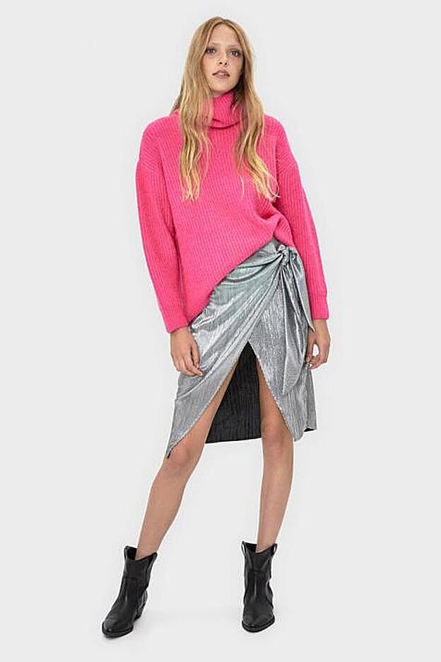 Falda metalizada de Bershka como la que lleva Nagore (22,99 euros).