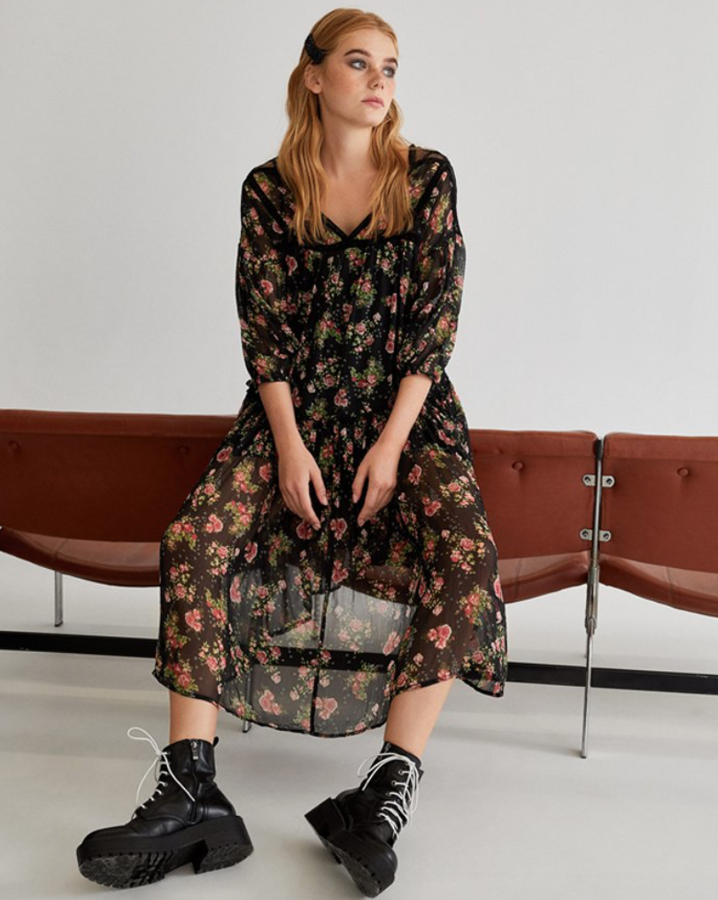 Vestido midi estampado de Stradivarius (29,99 euros). Lleva la manga tres cuartos abullonada y transparencias en la zona de los hombros. Los botines llevan un tacón de 4,5 centímetros y soble cordón (Stradivarius, 39,99 euros).