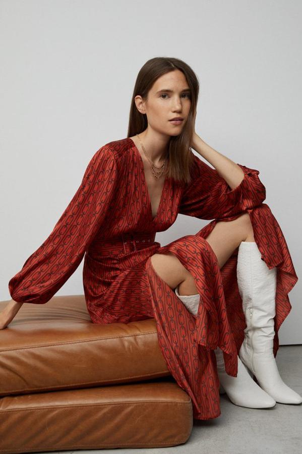 Vestido midi con escote en pico y estampado de cadenas (Sfera, 39,99 euros) y botas altas blancas de tacón (por llegar a la tienda online).