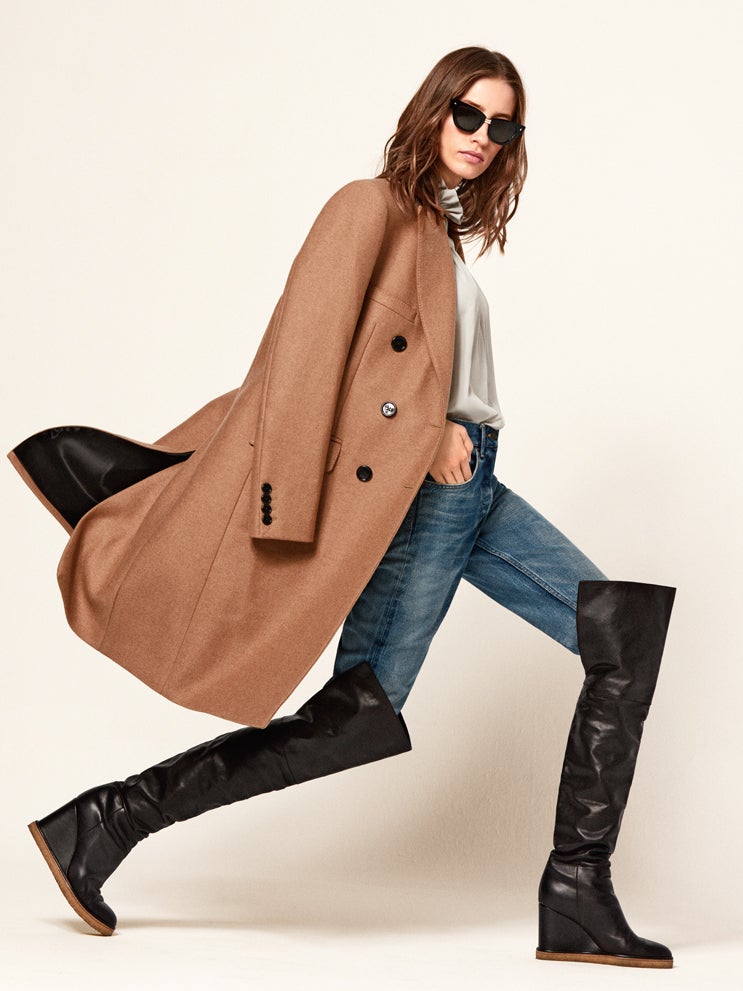 Abrigo, vaqueros, blusa y botas de Céline; las gafas son de Tom Ford.