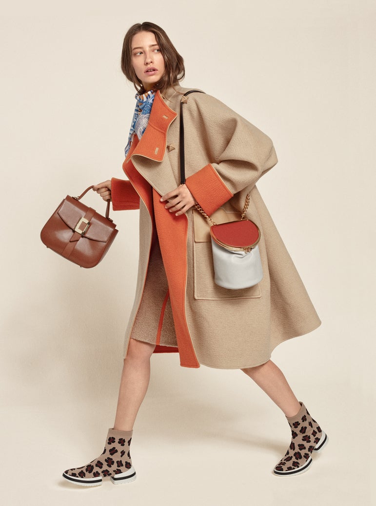 Abrigo y vestido con pañuelo al cuello, todo de Hermès; zapatillas-calcetín de Stuart Weitzman; bolso de Roger Vivier y limosnera de Emporio Armani.