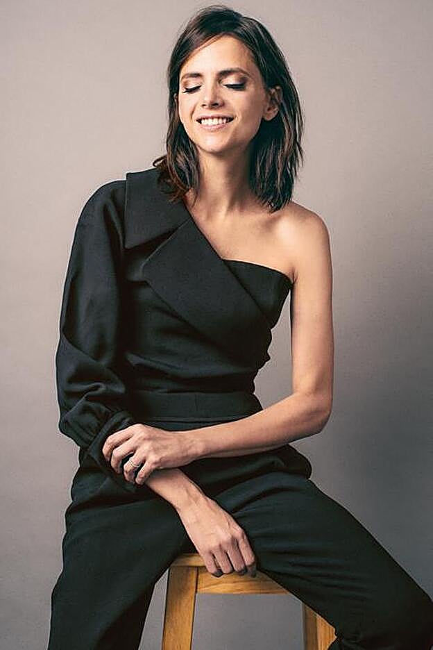 La actriz lleva un mono de Emporio Armani.