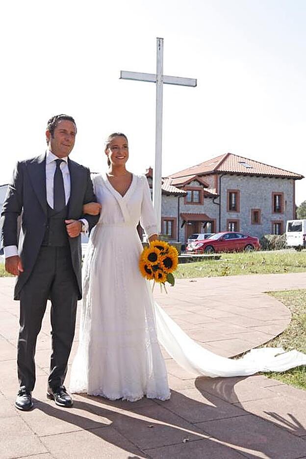 Marta Pombo y su padre a la llegada a la iglesia.