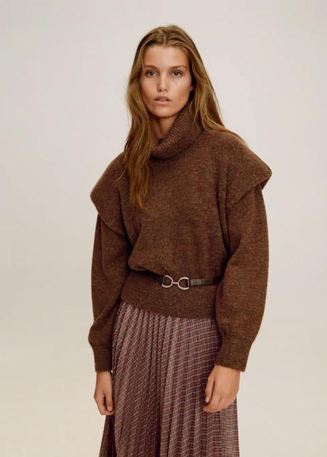 Jersey de cuello alto en color marrón y con detalle de volumen en los hombros, 39,99 euros.