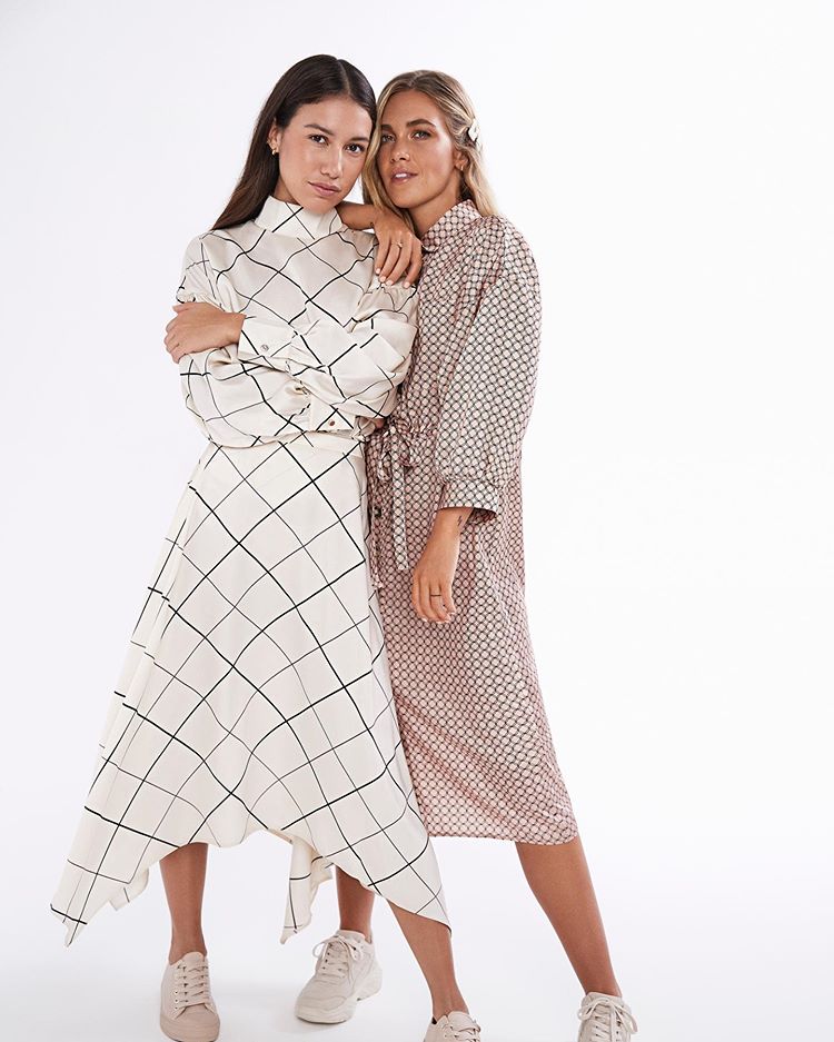 Este conjunto estampado  de blusa (16 euros) y falda midi (17 euros) y este vestido camisero de inspiración retro (20 euros).