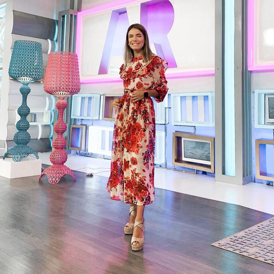 Este conjunto súper romántico  que vimos a Flora González en televisión y que combina una blusa de de gasa de flores (15 euros) con una falda midi a juego (18 euros).