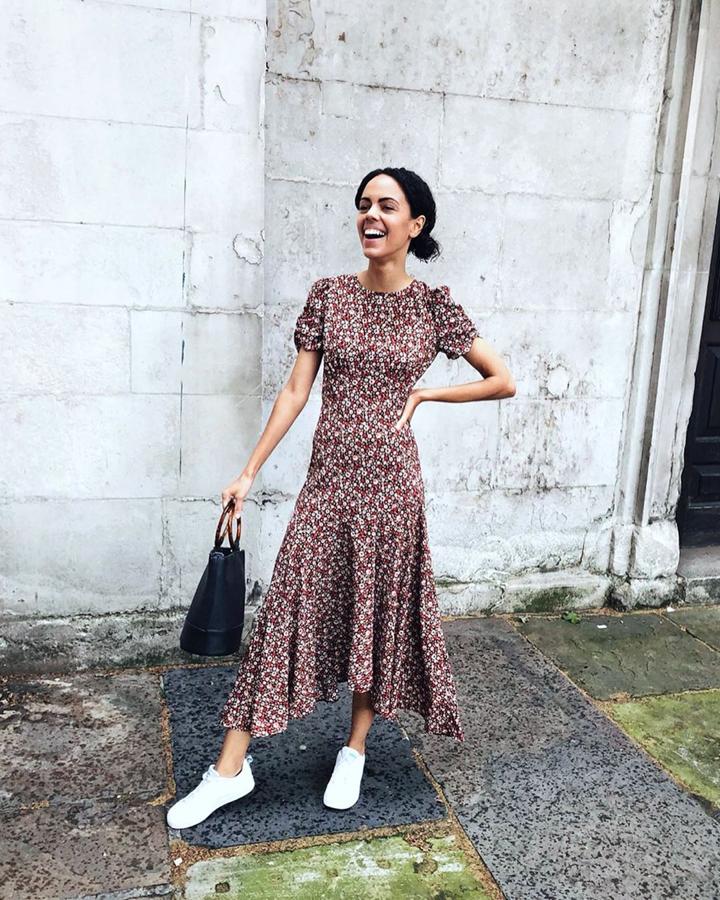 Este vestido midi de flores  que te querrás poner con todo este otoño (18 euros).