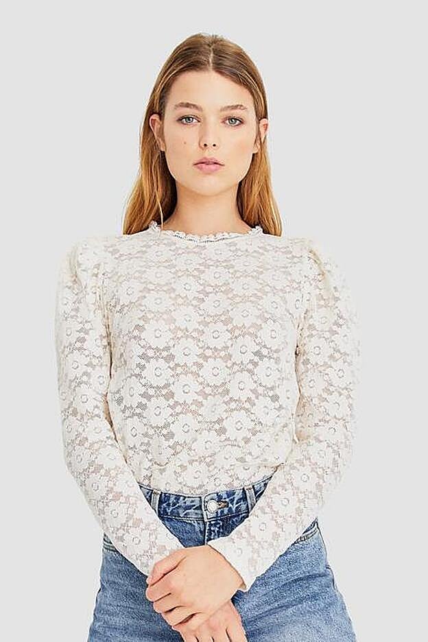 Top romántico de manga larga, de Stradivarius (19,99 euros).