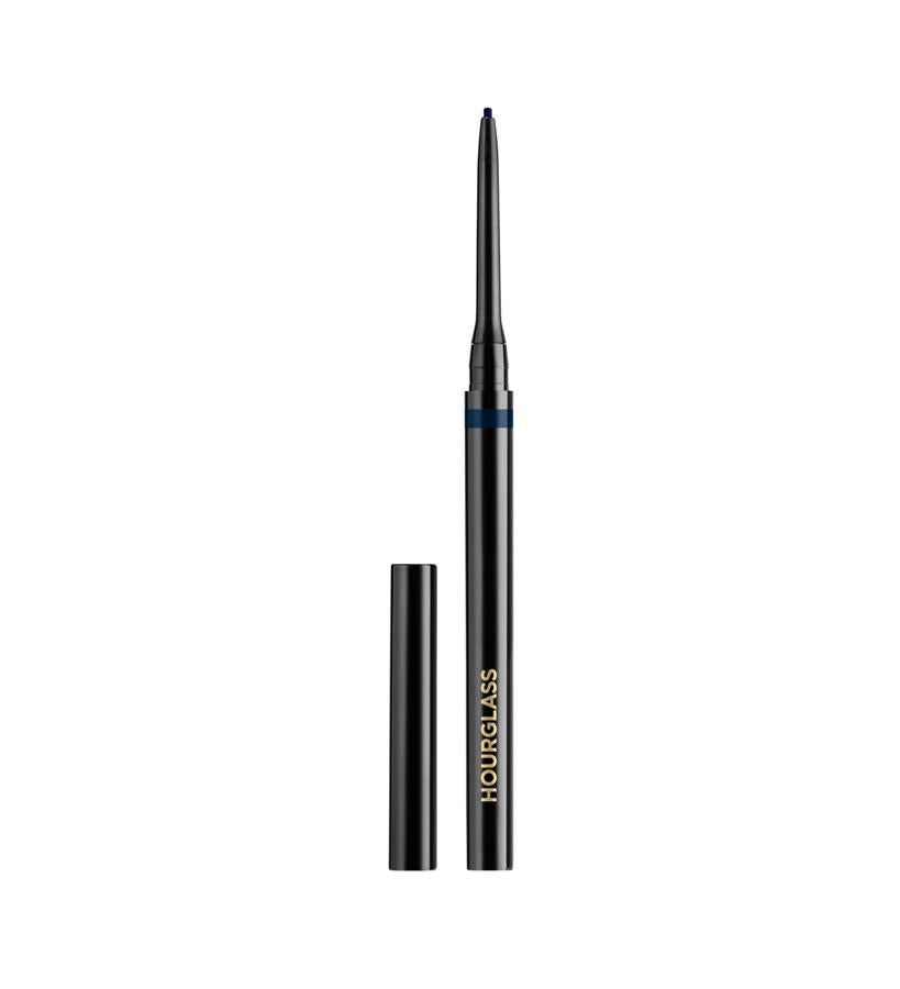 El lápiz de ojos en textura gel más fino, suave y waterproof en un formato mecánico con una punta de 1,5 mm. Este eyeliner ofrece precisión, fiabilidad y es fácil de usar. Sin tener que abrir una caja o sacar un pincel, no hay que retocar, basta con sacar la cantidad necesaria y trazar una línea para crear una raya definida que no se mueve y resiste al paso de las horas. Lo puedes encontrar en cinco tonos. (20 €)