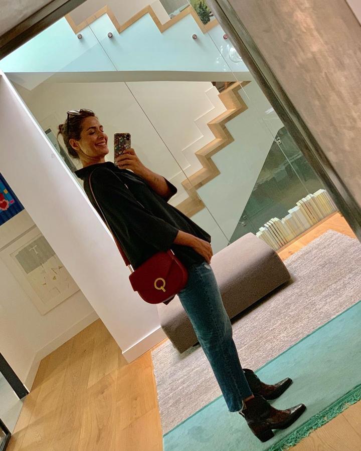 Nuria Roca también se ha unido a esta tendencia. La presentadora  tiene dos modelos de botines cowboy  y uno de ellos son estos de Ganni negros que son de los más cómodos.